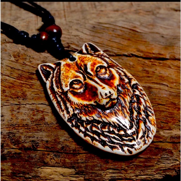 New Unisex Handmade Bohemian Hawaiian Tribal Wolf Amulet Wood & Resin Necklace - Picture 2 of 8